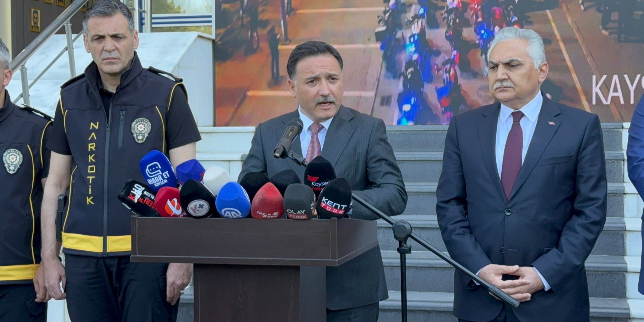 VALİ GÖKMEN ÇİÇEK: 282 HEDEF ŞAHSA EŞ ZAMANLI OLARAK BÜYÜK BİR OPERASYON GERÇEKLEŞTİRDİK