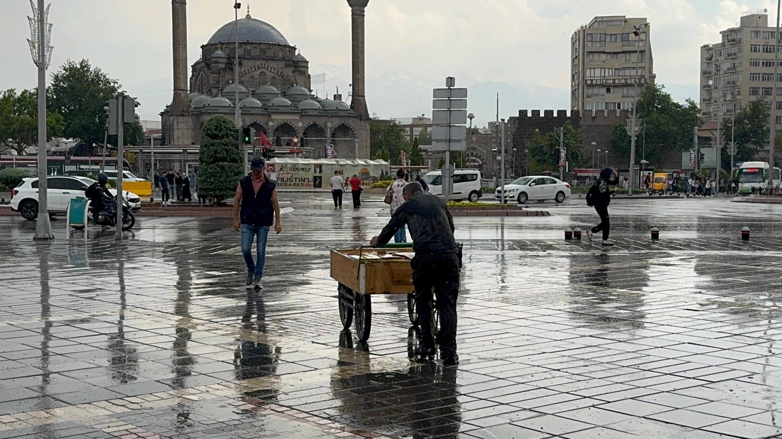 Kayseri’de Sağanak Yağış Etkili Oldu
