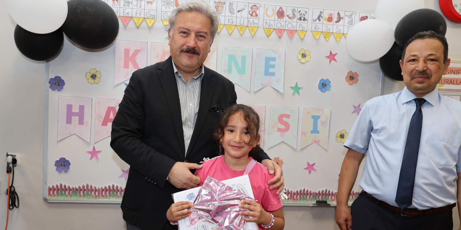 BAŞKAN PALANCIOĞLU, ÖĞRENCİLERİN KARNE HEYECANINA ORTAK OLDU