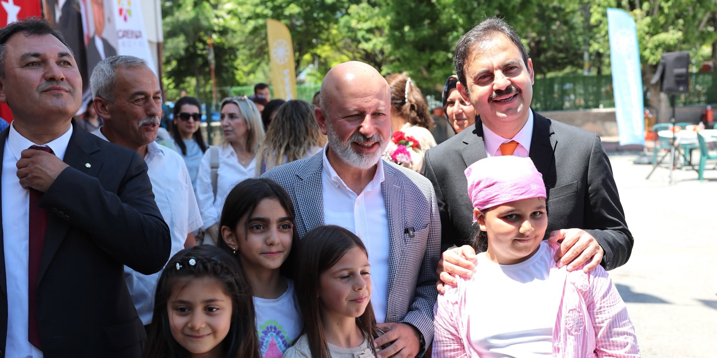 BAŞKAN ÇOLAKBAYRAKDAR ÖĞRENCİLERİN KARNE SEVİNCİNE ORTAK OLDU