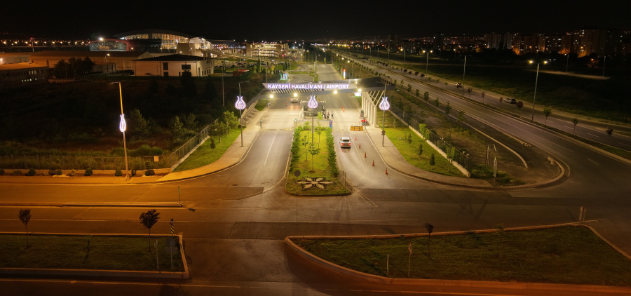 BÜYÜKŞEHİR’DEN KAYSERİ HAVALİMANI YOLUNDA AYDINLATMA SİSTEMLERİNE ESTETİK DOKUNUŞ