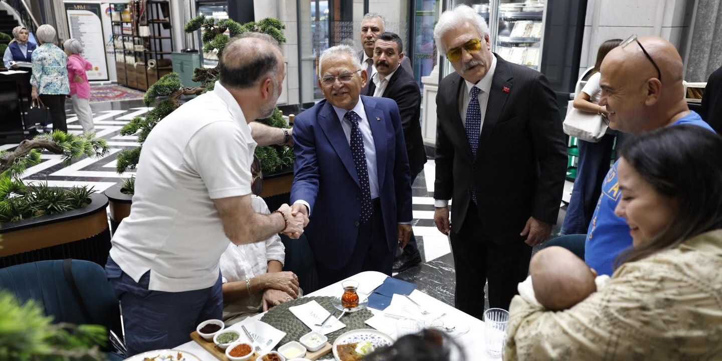 BAŞKAN BÜYÜKKILIÇ’A TURİZMDE ÜÇ ANLAMLI ÖDÜL BİRDEN