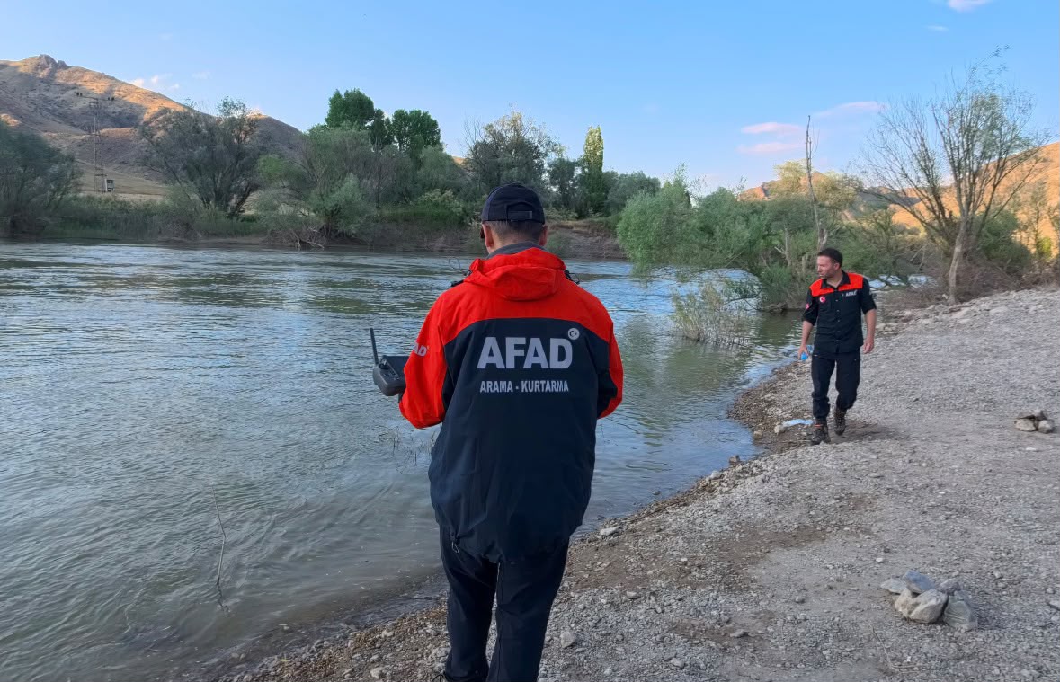 Kızılırmak'ta bot faciası: 11 yaşındaki çocuk kurtarıldı, baba kayıp
