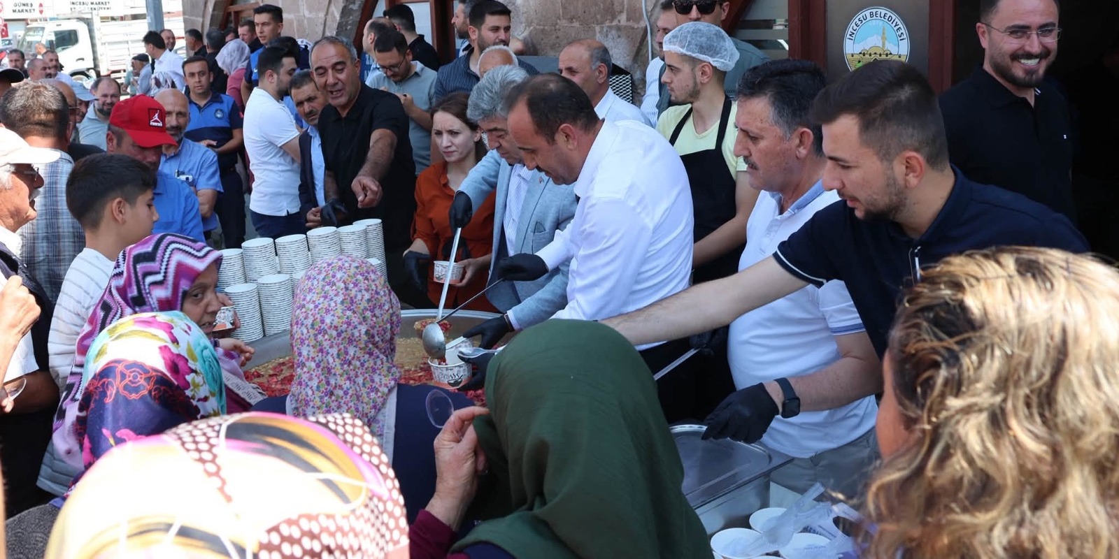 İncesu'da vatandaşlara aşure ikram edildi