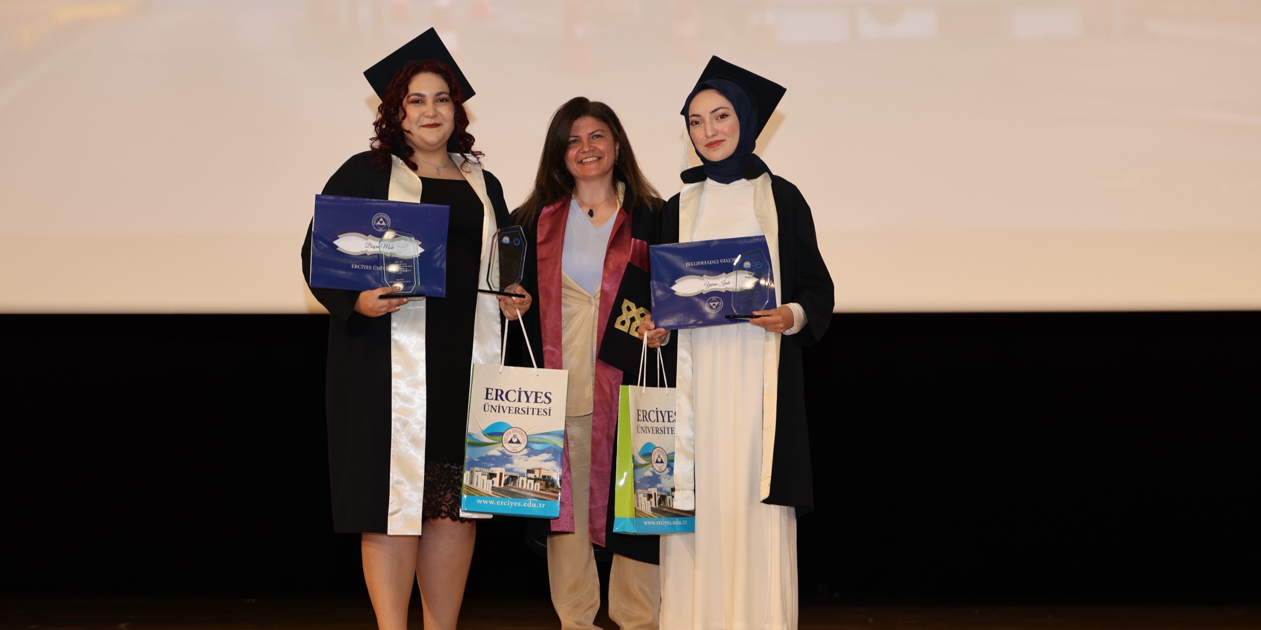 ERÜ Mimarlık Fakültesi’nde Mezuniyet Sevinci