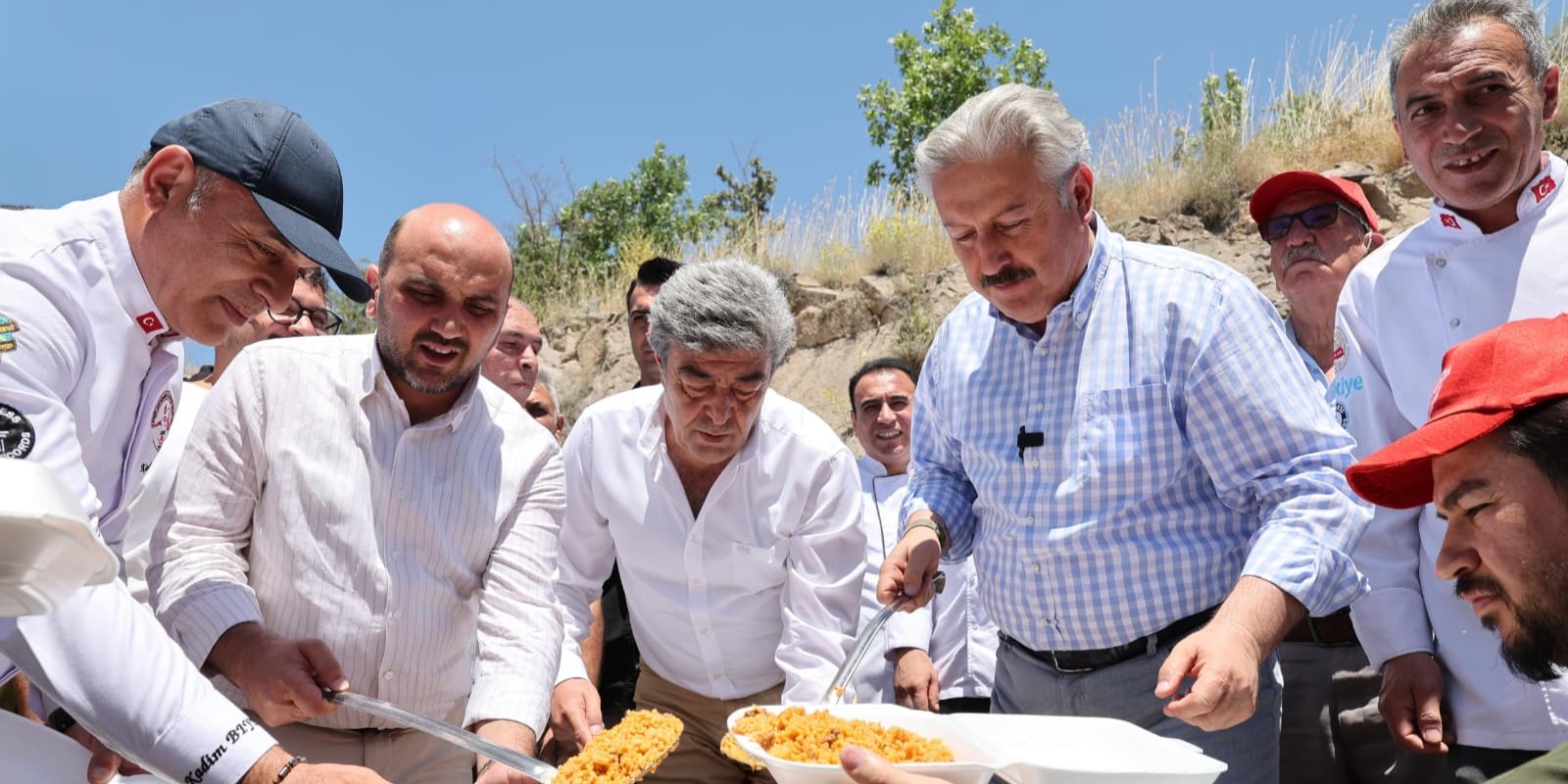 648. MİMAR SİNAN’I ANMA VE EVLİYALAR GÜNÜ PİLAV ETKİNLİĞİ GÖNÜLLERİ BİR ARAYA GETİRDİ