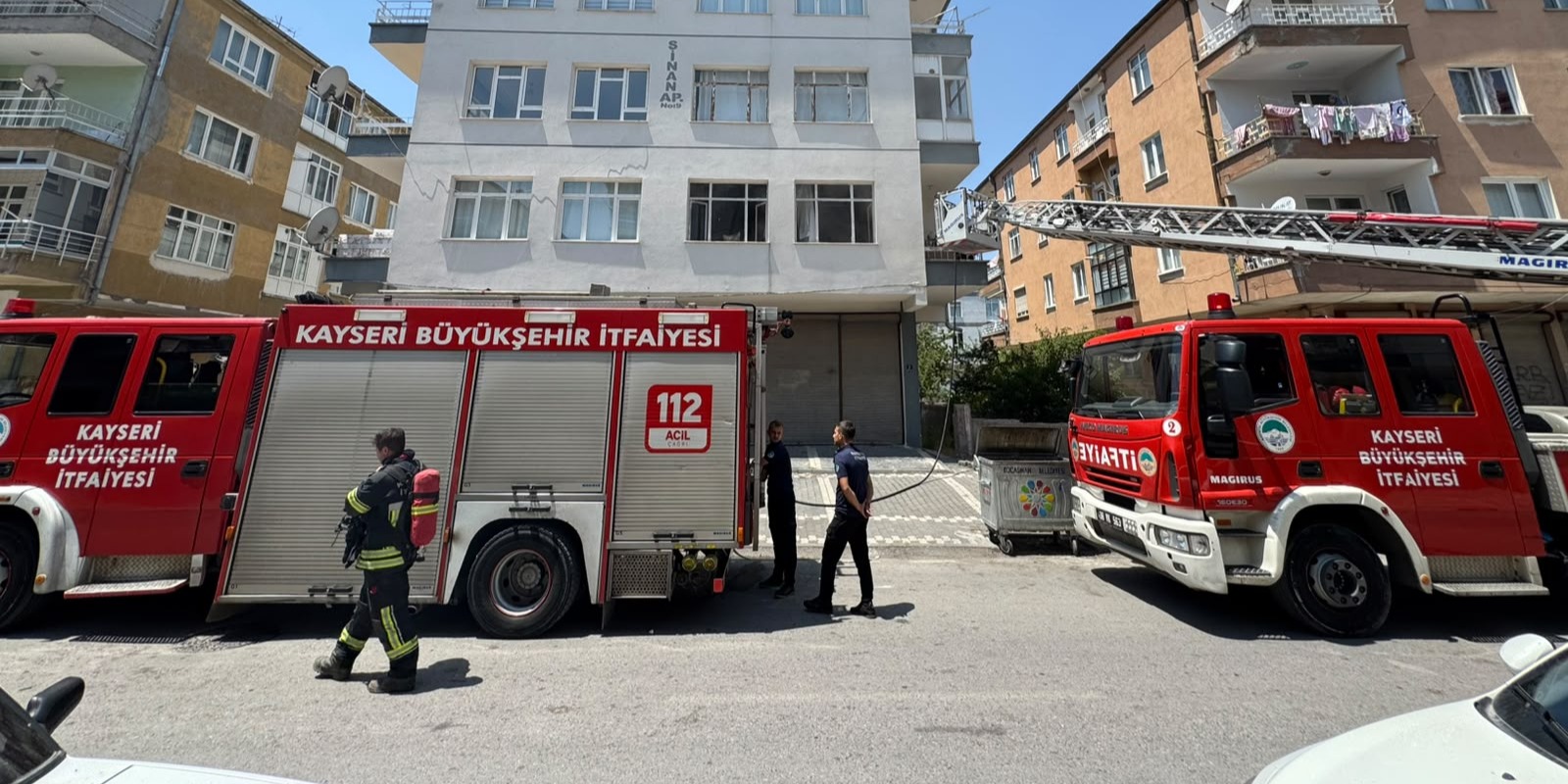 Kayseri’de 3 katlı binada yangın
