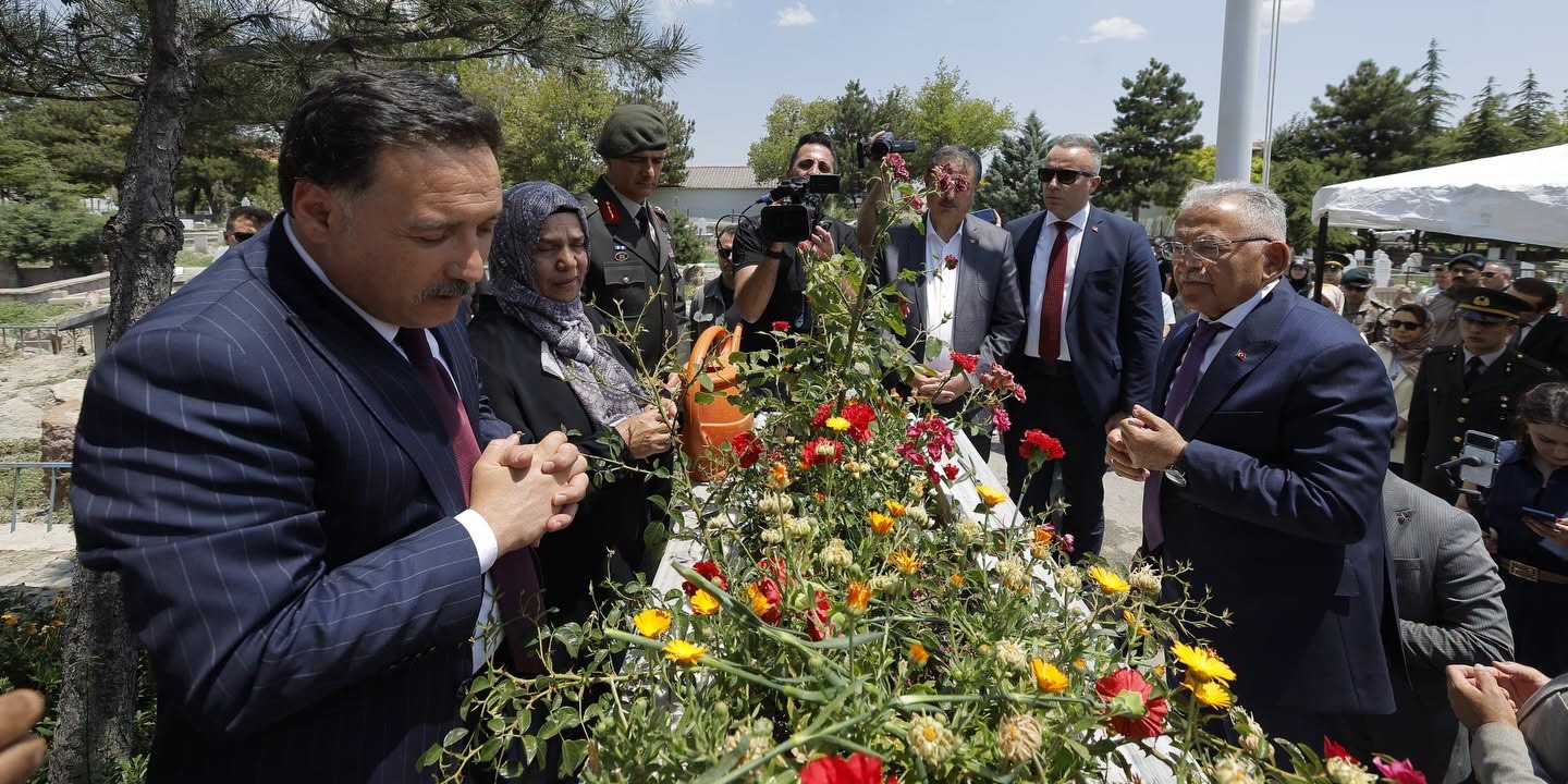 VALİ ÇİÇEK VE BAŞKAN BÜYÜKKILIÇ, 15 TEMMUZ ŞEHİTLERİ DOĞANAY VE YİĞİT’İ KABRİ BAŞINDA ANDI