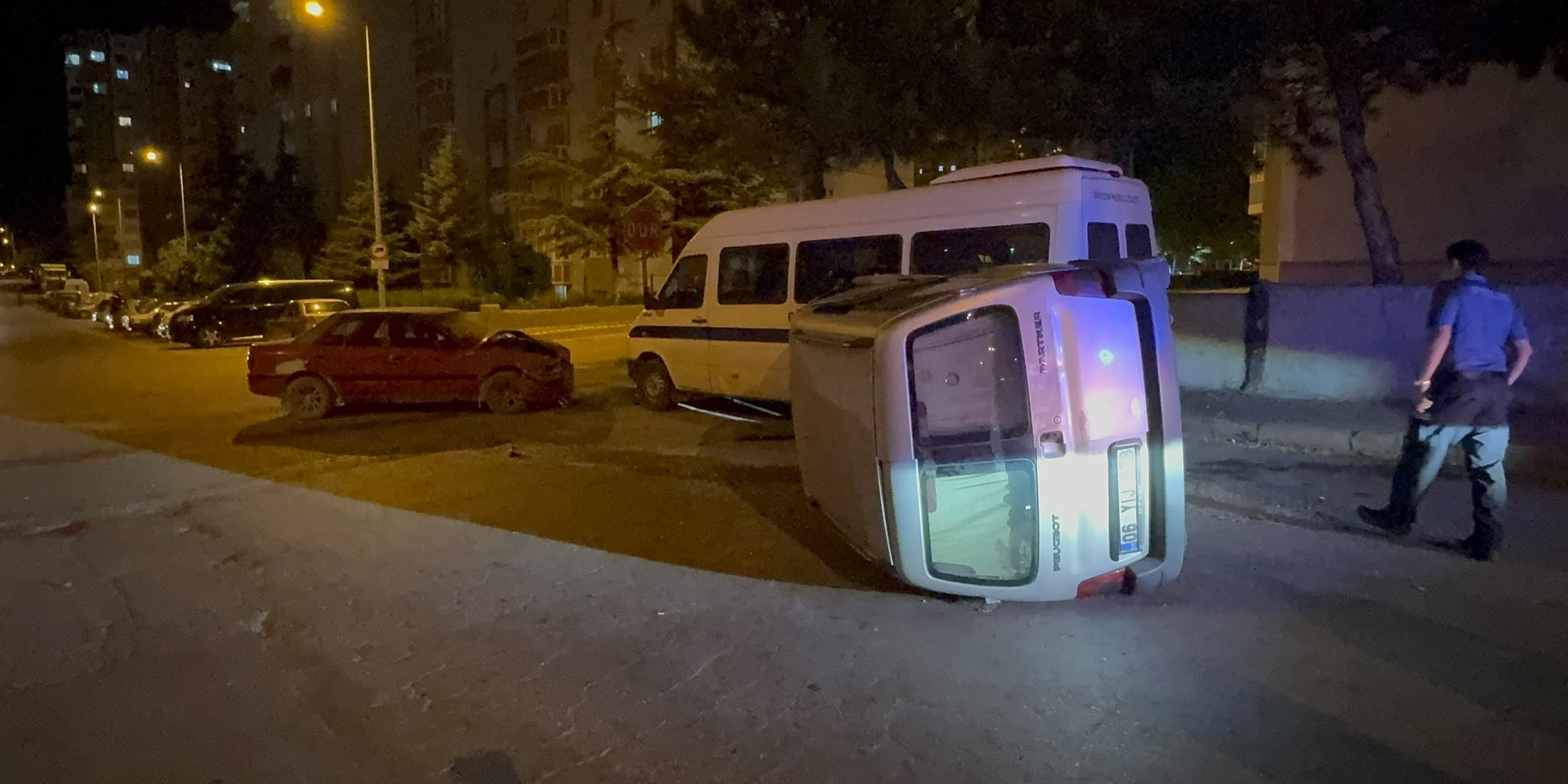 Otomobil ile hafif ticari araç çarpıştı: 3 yaralı 