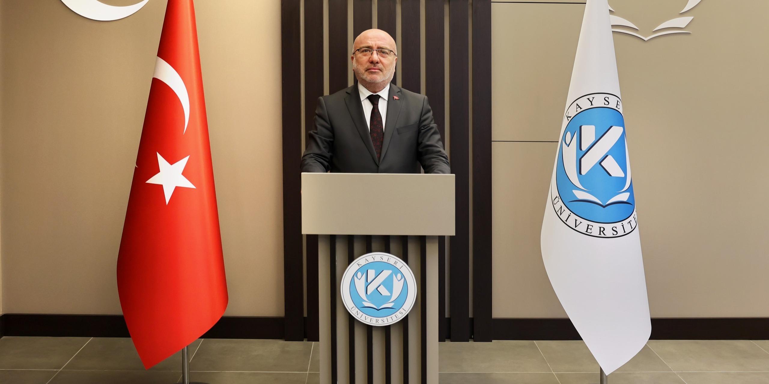 KAYÜ Rektörü Prof. Dr. Kurtuluş Karamustafa’dan “15 Temmuz Demokrasi ve Millî Birlik Günü” Mesajı