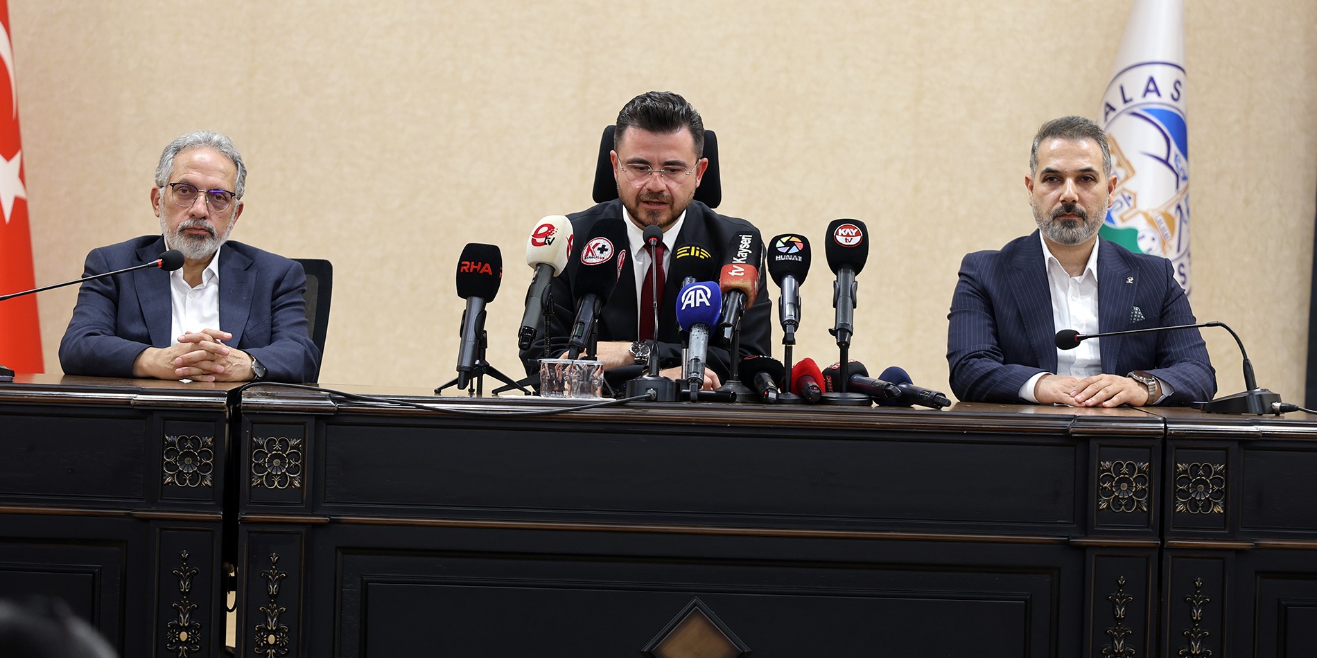 “ÇAMUR ATMA VE İTİBAR SUİKASTINI ESEFLE KINIYORUM”