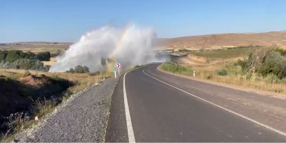 Bünyan’da su borusu patladı, metrelerce yükselen su kamerada