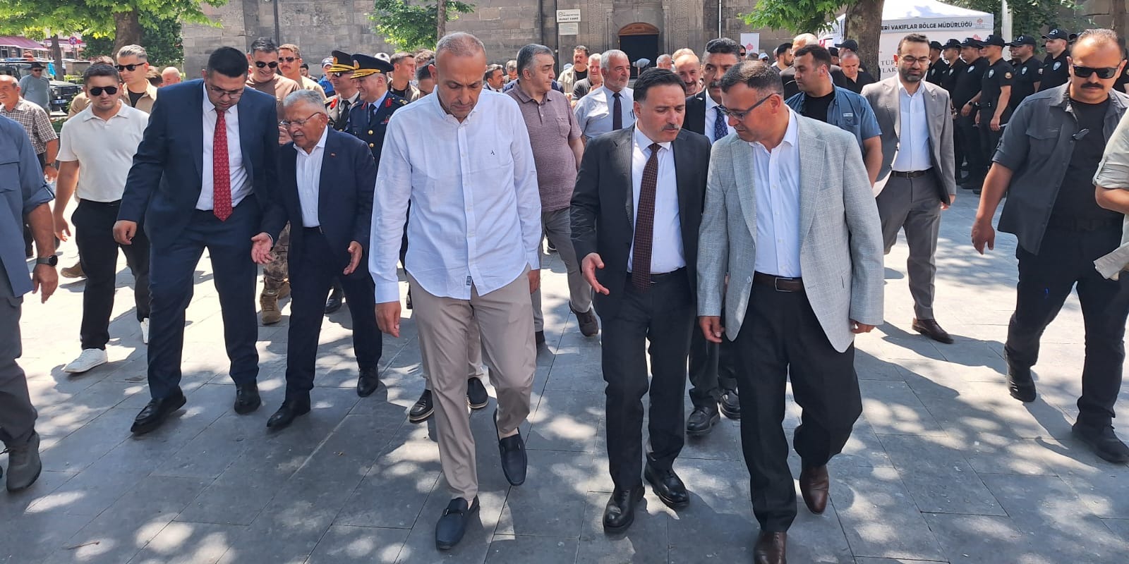 Kayseri Vakıflar Bölge Müdürlüğü, 15 Temmuz Demokrasi ve Milli Birlik Günü’nde Şehitlerimizi Dualarla ve İkramlarla Andı