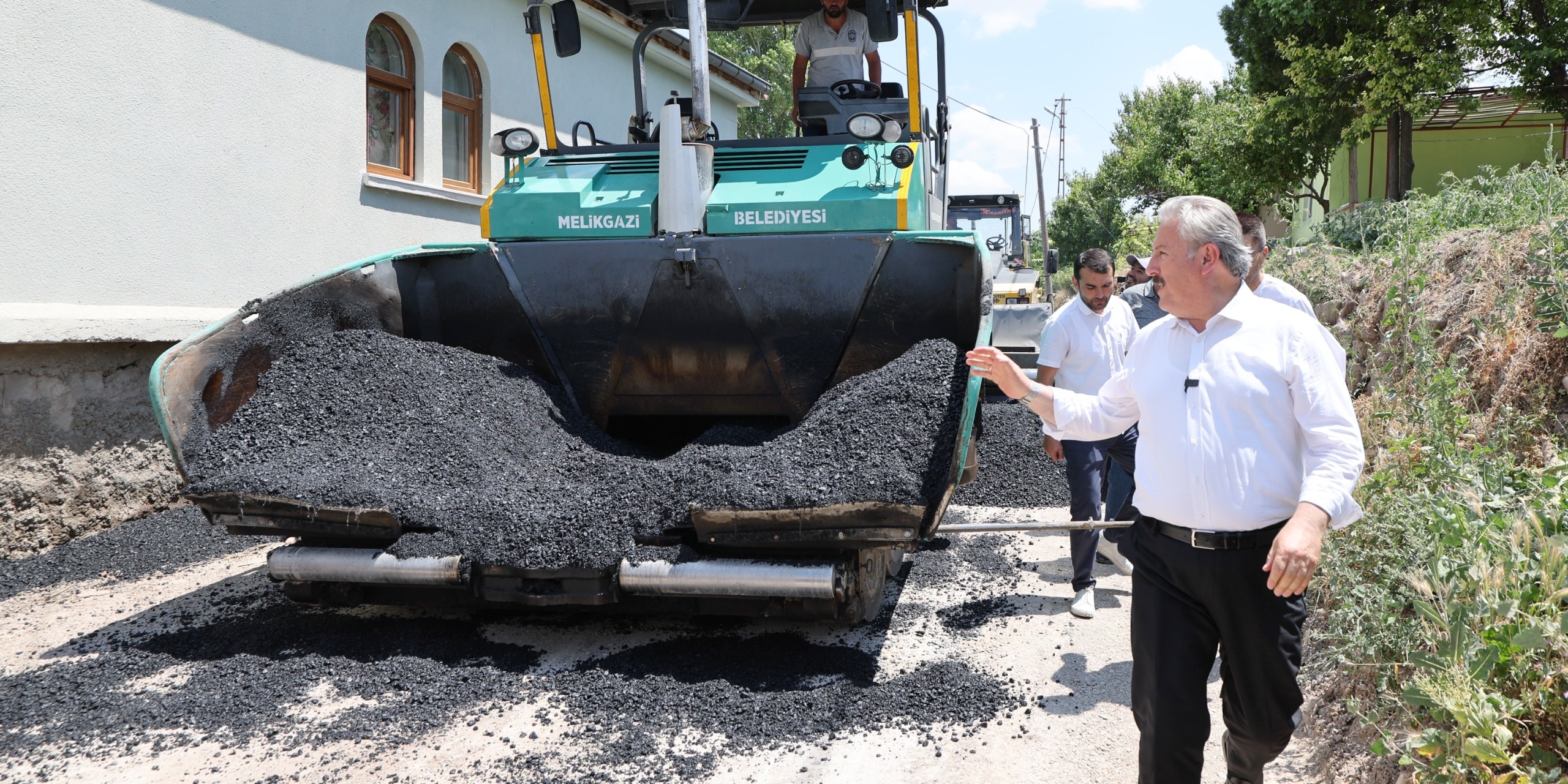 SARIMSAKLI MAHALLESİ'NDE HİZMET RÜZGARLARI ESİYOR