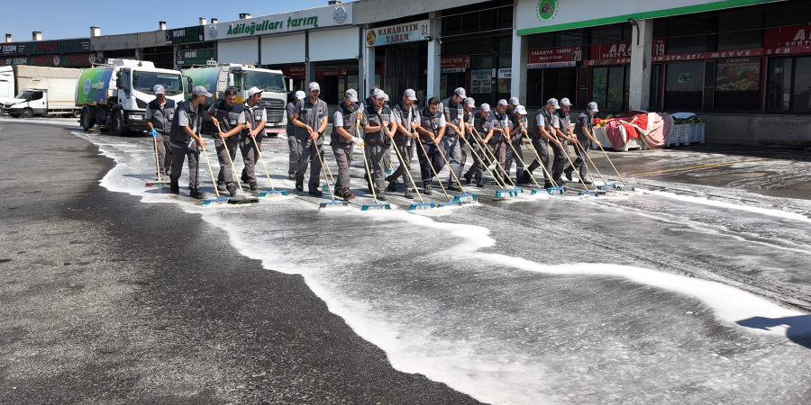BÜYÜKŞEHİR’DEN HAL KOMPLEKSİ’NDE KAPSAMLI TEMİZLİK SEFERBERLİĞİ