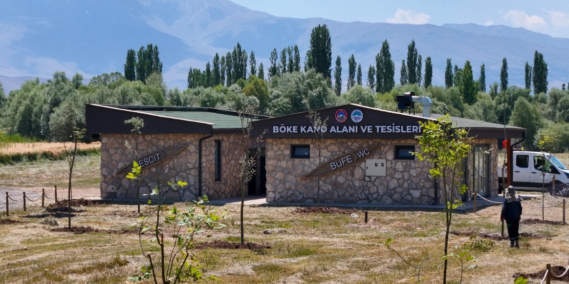BÜYÜKŞEHİR’DEN TOMARZA BÖKE KANO ALANI’NA YEŞİL DOKUNUŞ, SU SPORLARINDA YENİ DÖNEM