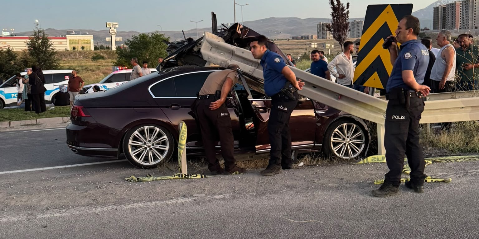 Düğün konvoyundaki otomobil bariyere çarptı: 1 ölü, 3 yaralı