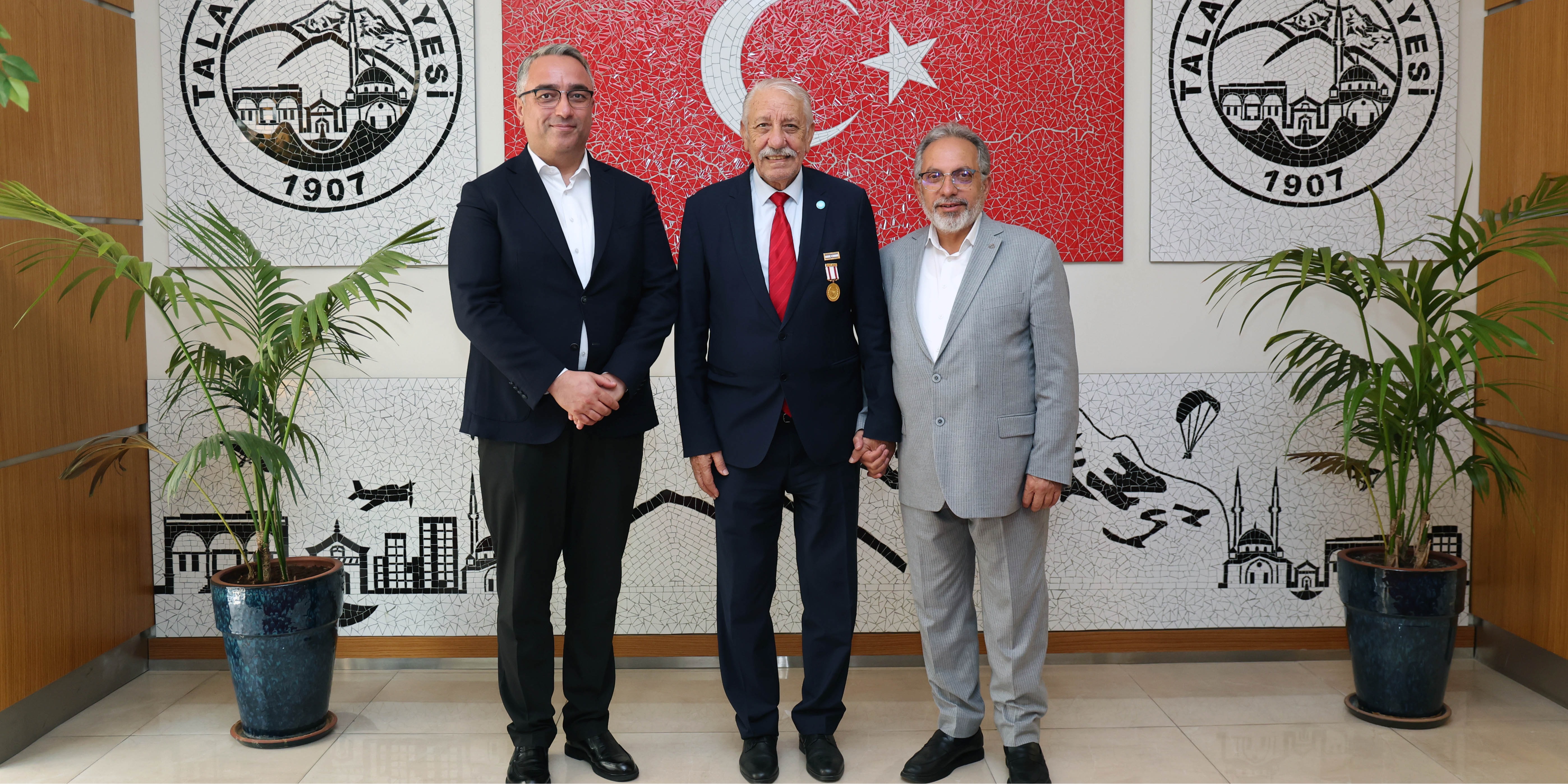 KKTC AKSAKALI ÖKSÜZOĞLU'NDAN TALAS BELEDİYESİNE ANLAMLI EMANET