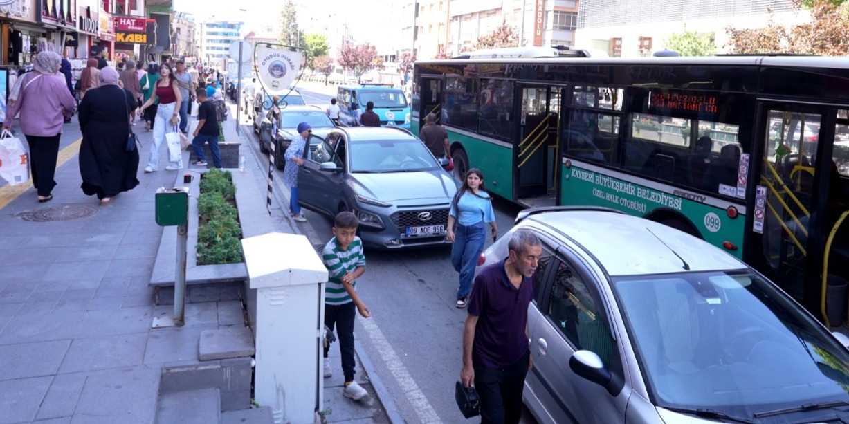BÜYÜKŞEHİR ZABITA’DAN OTOBÜS DURAKLARINDA DENETİM: ÖNCE CAN VE TRAFİK GÜVENLİĞİ
