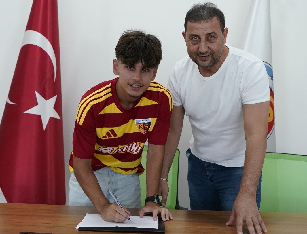 Kayserispor, Mikail Kulaksız ile profesyonel sözleşme imzaladı