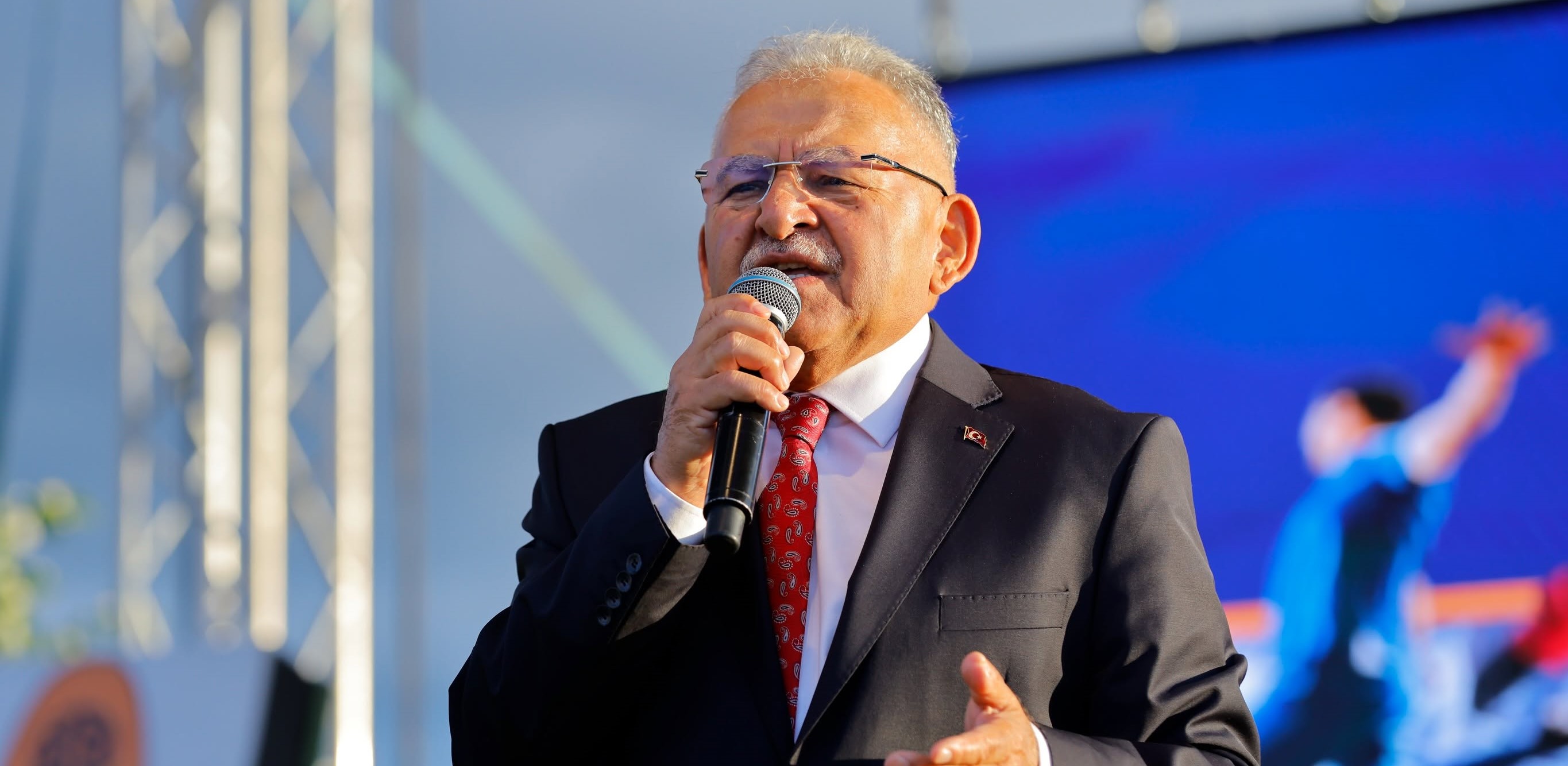 BÜYÜKKILIÇ, YAZ SPOR OKULLARININ GÖRKEMLİ FİNALİNDE GENÇLERİN COŞKUSUNA ORTAK OLDU