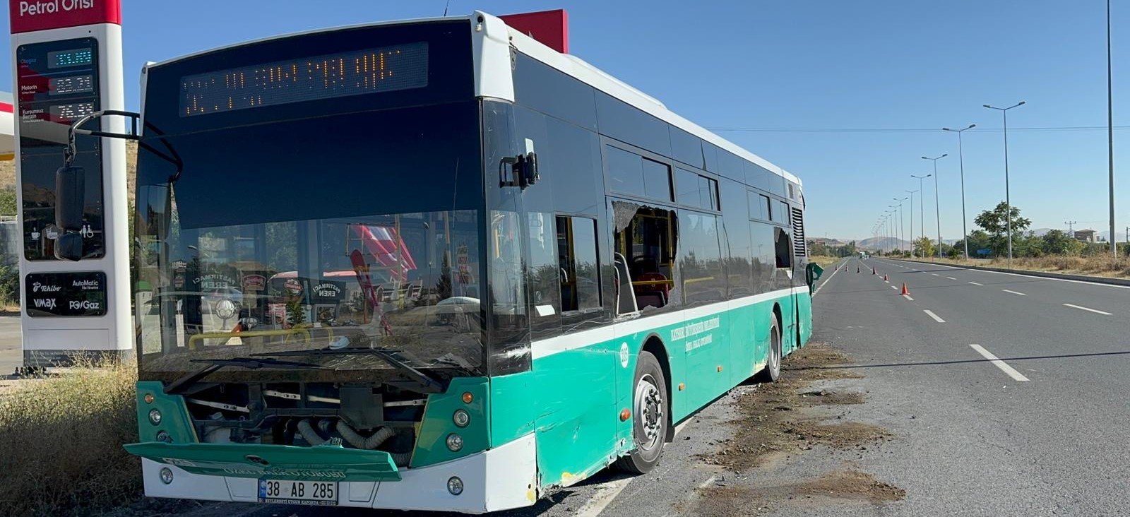 Kayseri’de minibüs özel halk otobüsüne çarptı: 3 yaralı