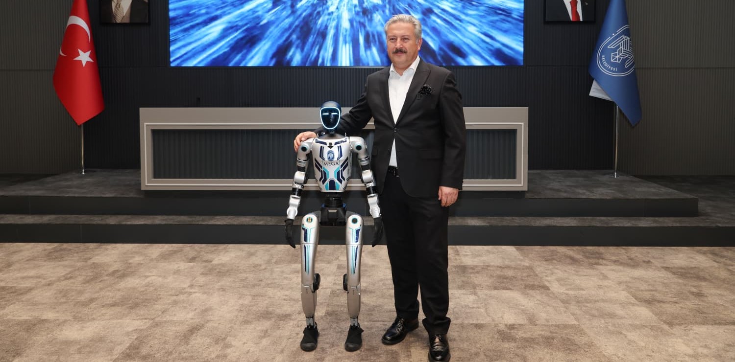 BELEDİYECİLİKTE ÇIĞIR ATAN HAMLE: İNSANSI ROBOT MEGA BASINA TANITILDI