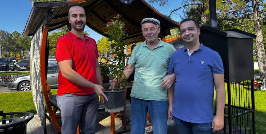 KAYSERİ BÜYÜKŞEHİR’DEN ANLAMLI SOSYAL DENEY: ÇEVREYE DUYARLI VATANDAŞLARA GÜL JESTİ